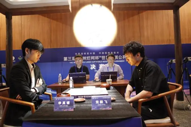 另两席被韩, 万元